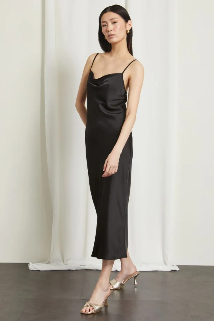 Abito con scollo drappeggiato