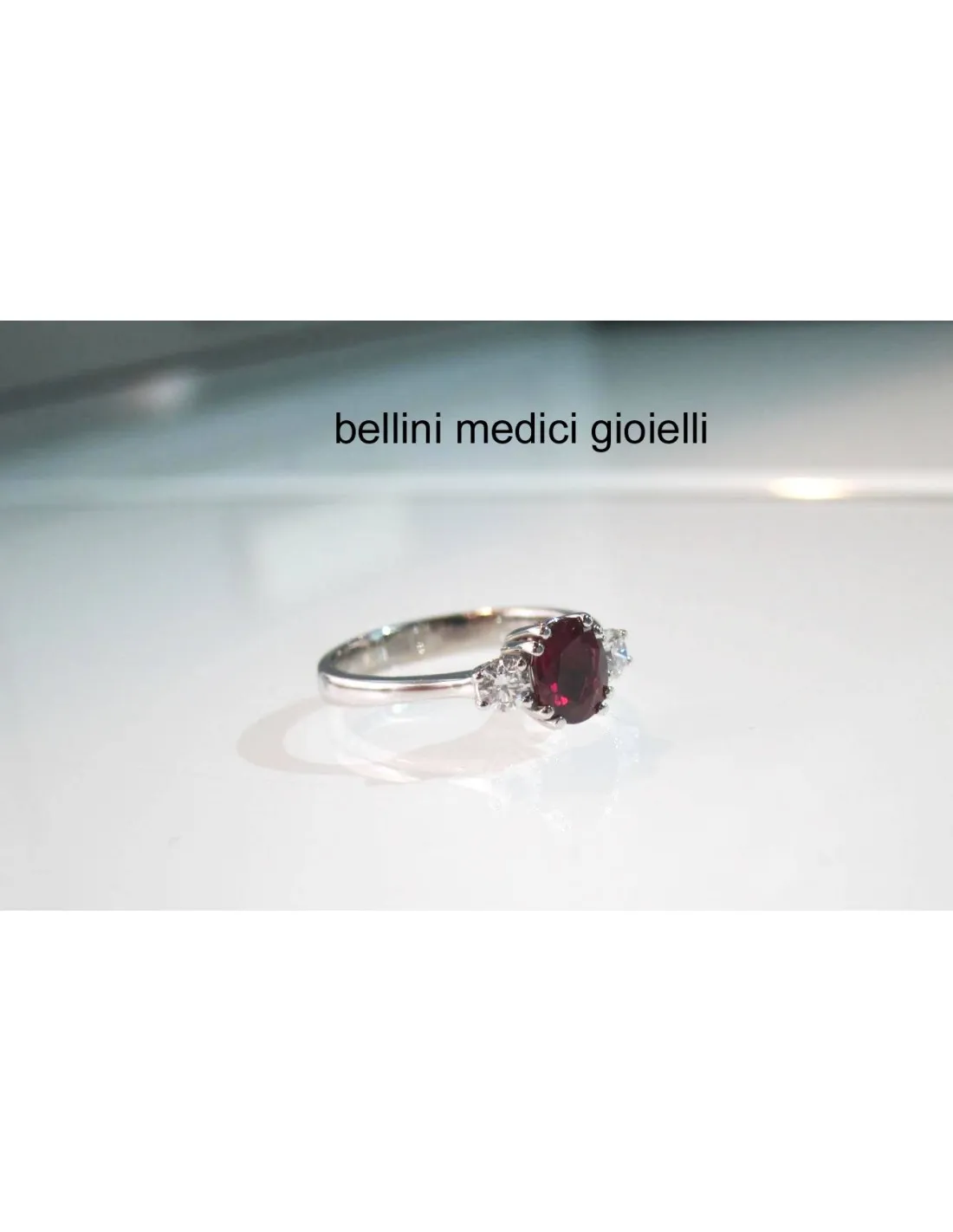 Anello da fidanzamento con rubino e brillanti