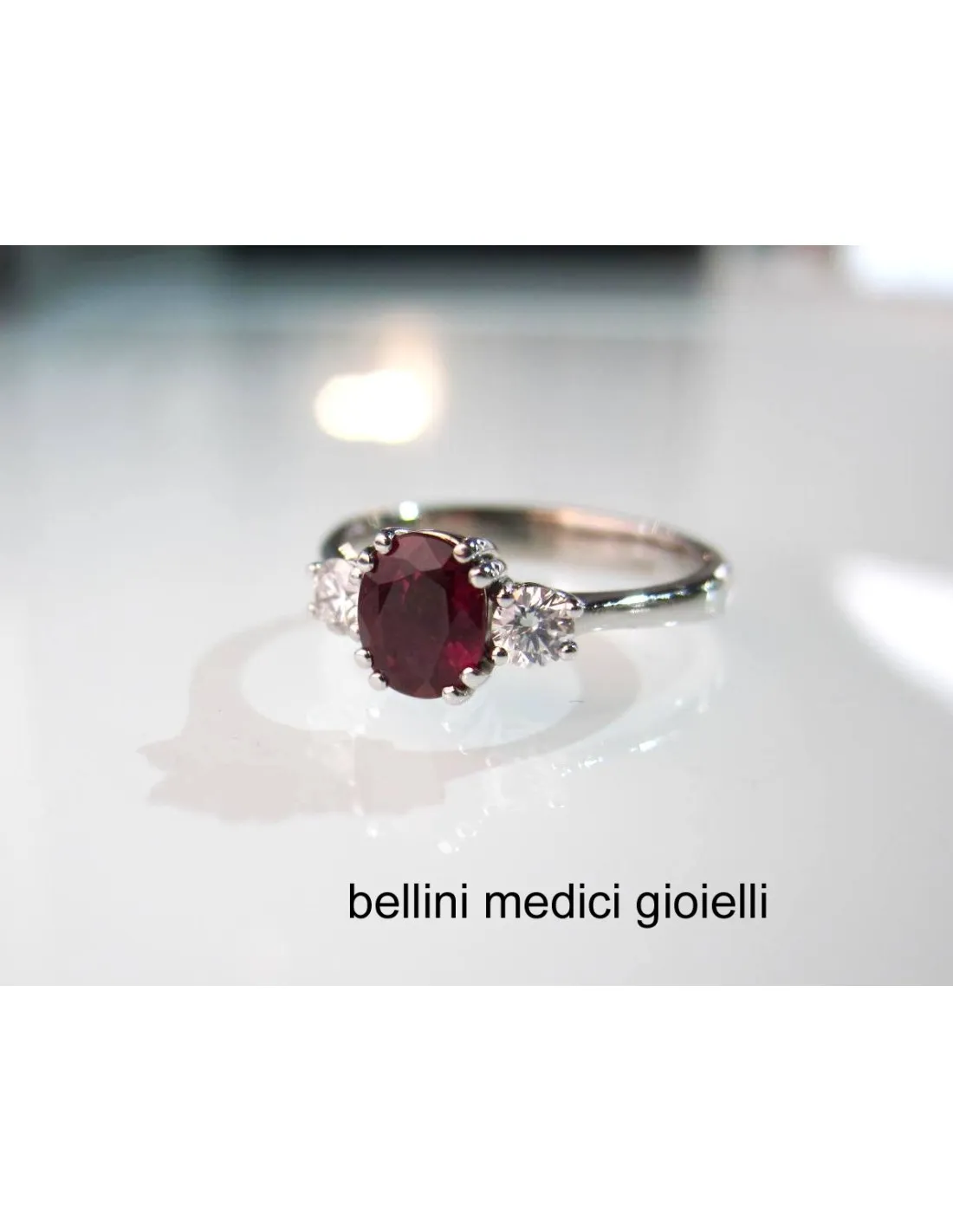 Anello da fidanzamento con rubino e brillanti