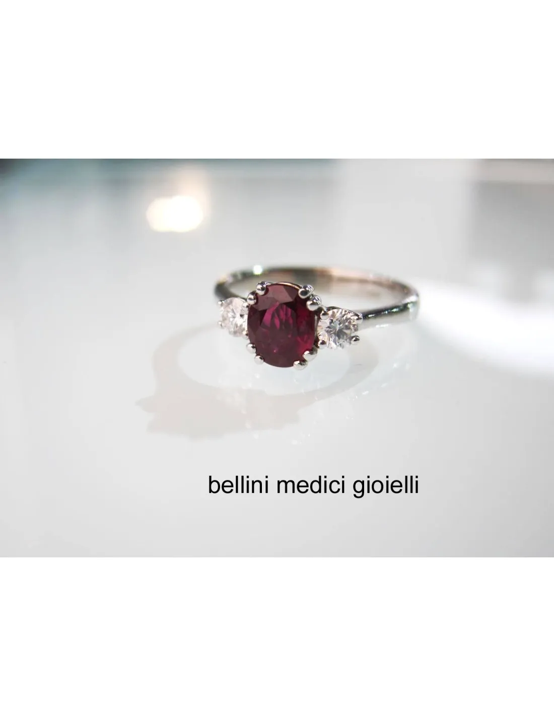 Anello da fidanzamento con rubino e brillanti
