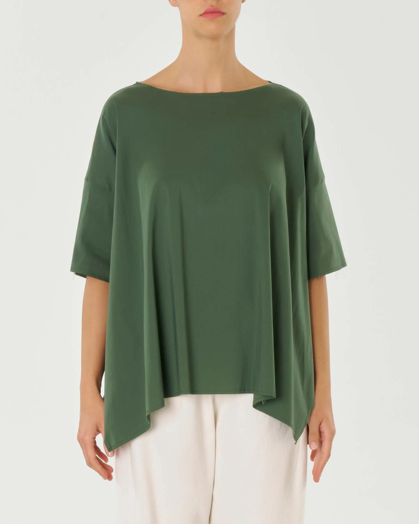 Blusa over verde militare dalla linea asimmetrica con mezza manica e spacco laterale