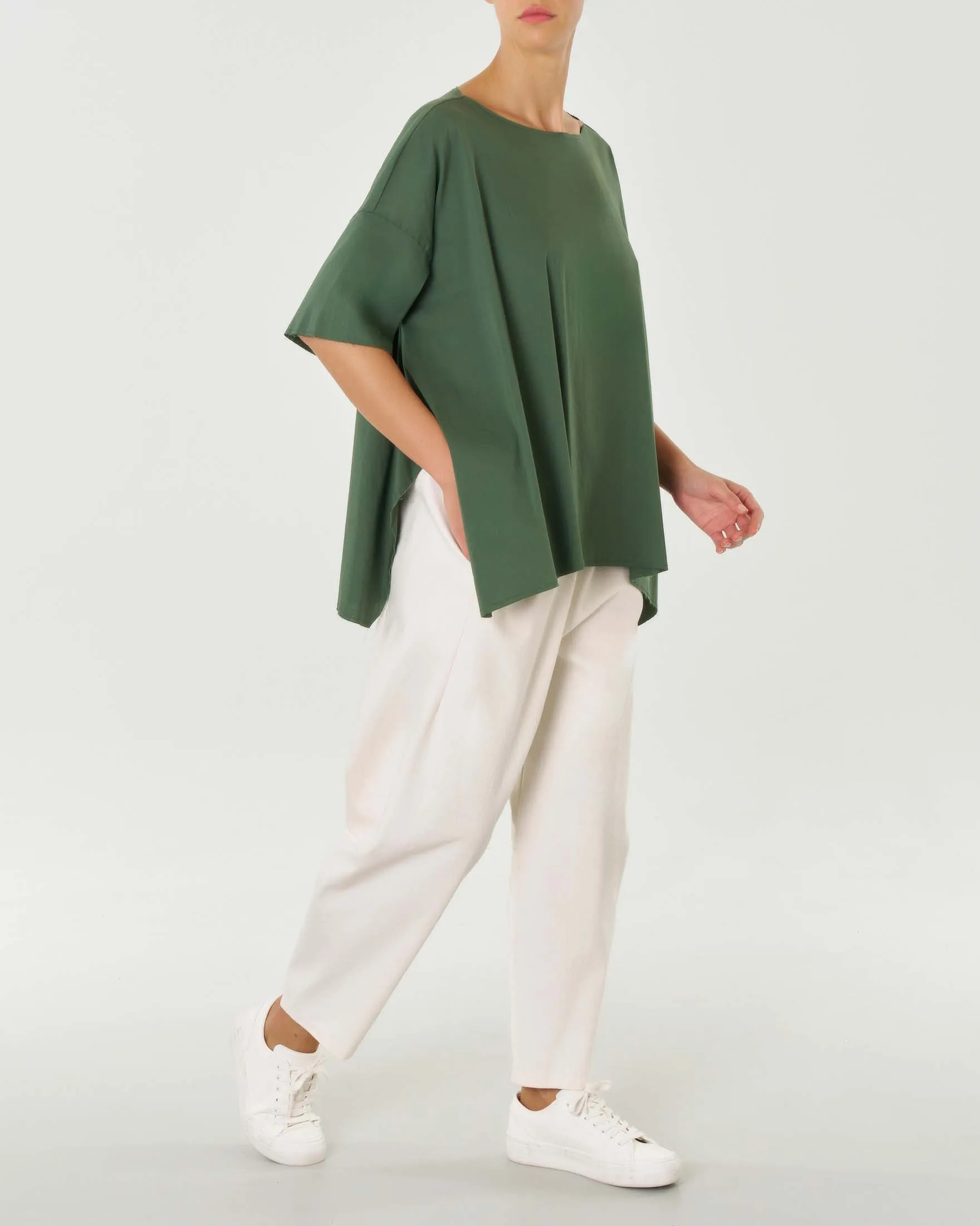 Blusa over verde militare dalla linea asimmetrica con mezza manica e spacco laterale