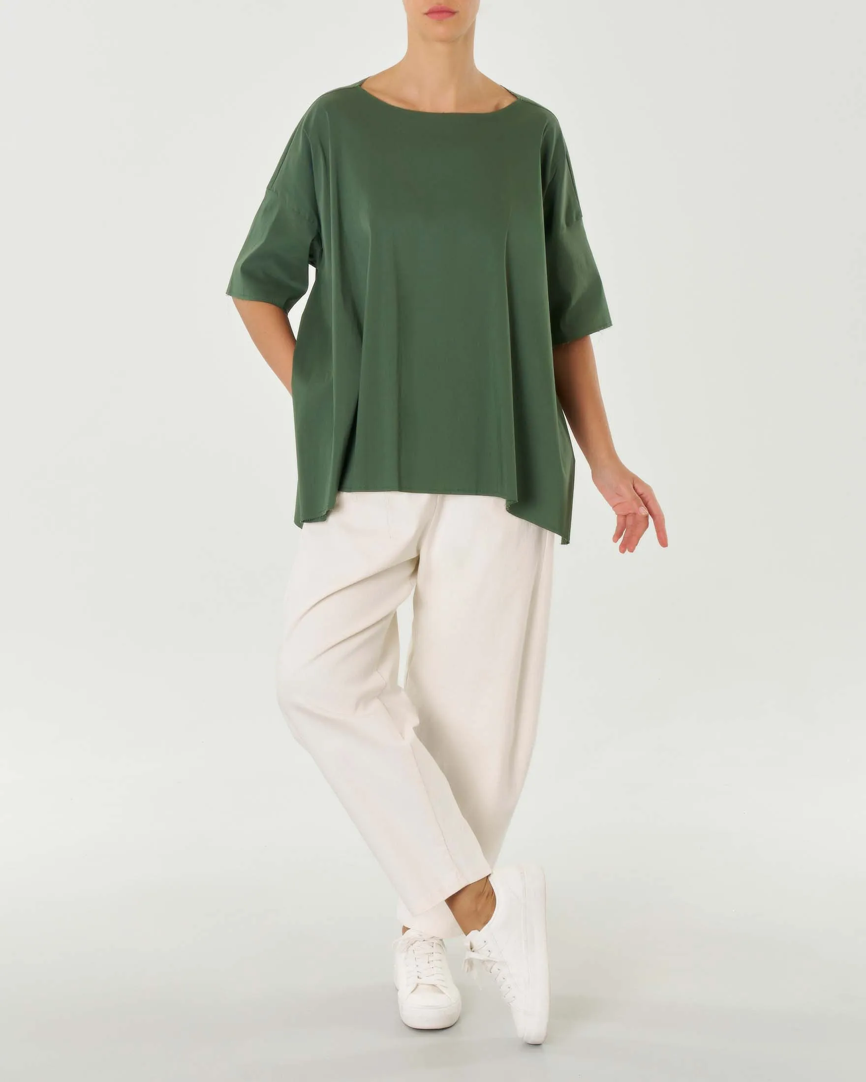 Blusa over verde militare dalla linea asimmetrica con mezza manica e spacco laterale
