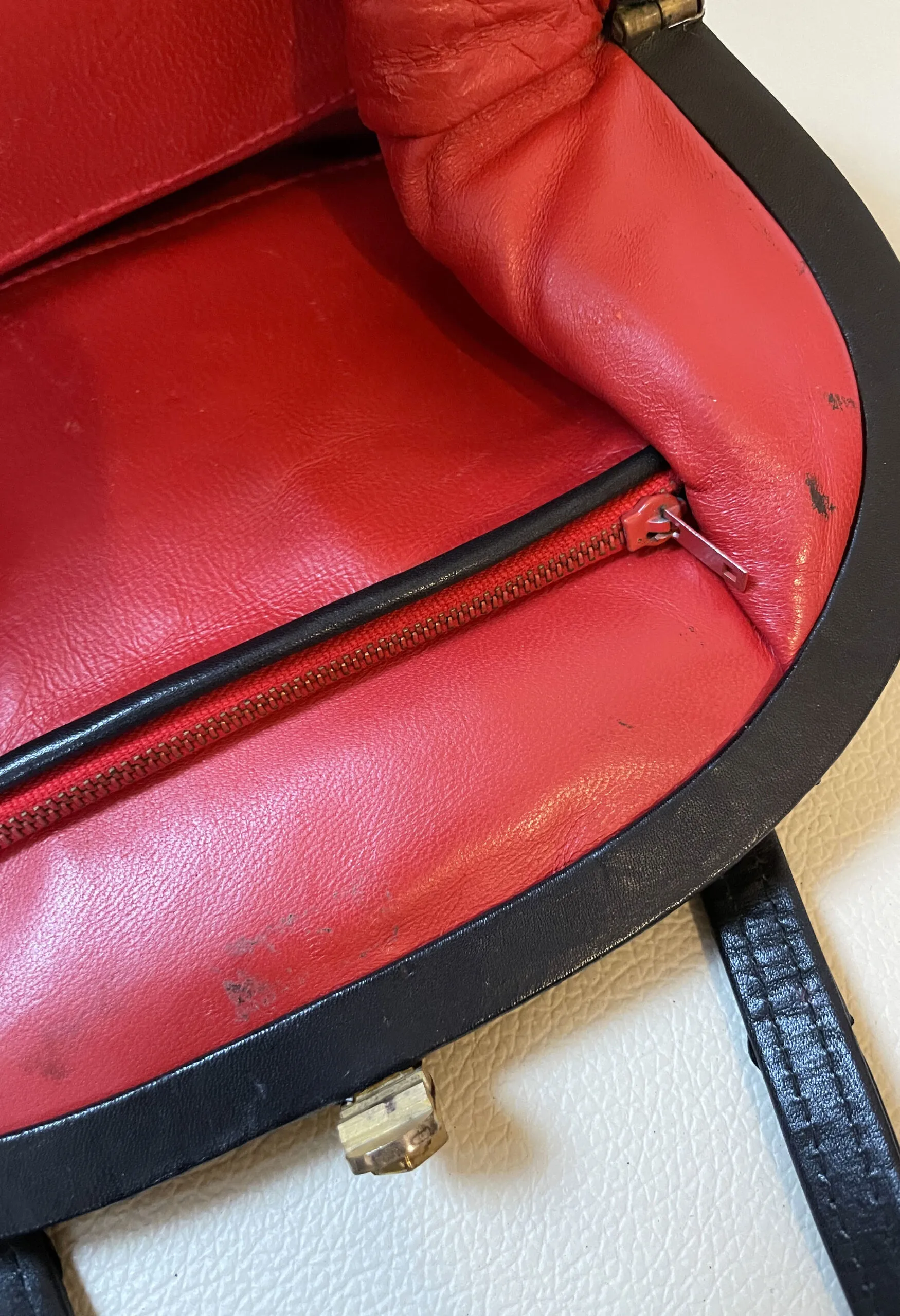 Borsina nera vintage in pelle, passamaneria e rettile