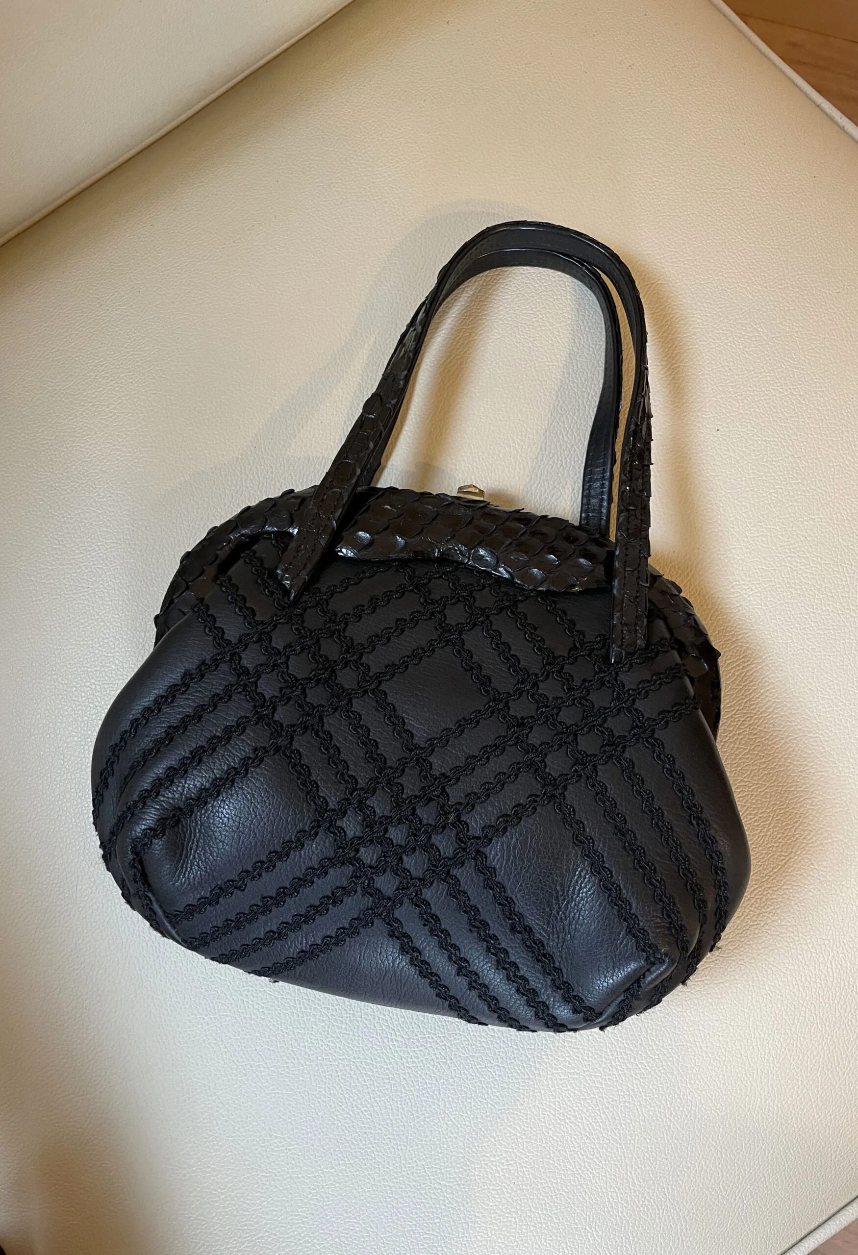 Borsina nera vintage in pelle, passamaneria e rettile