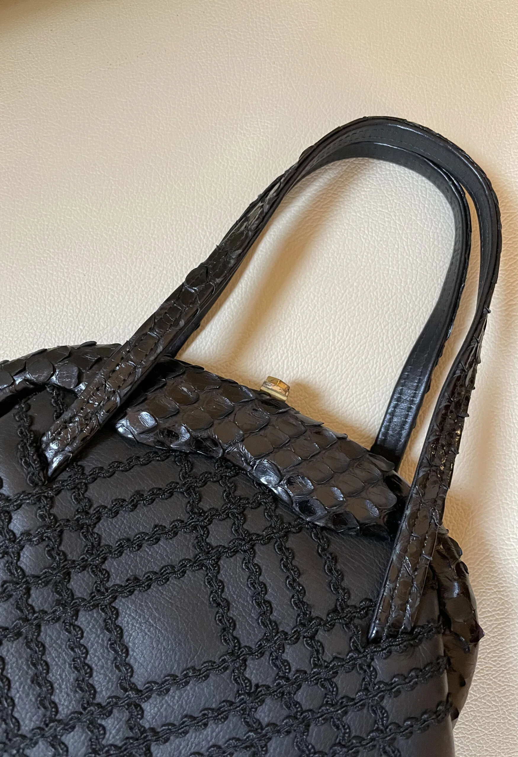 Borsina nera vintage in pelle, passamaneria e rettile