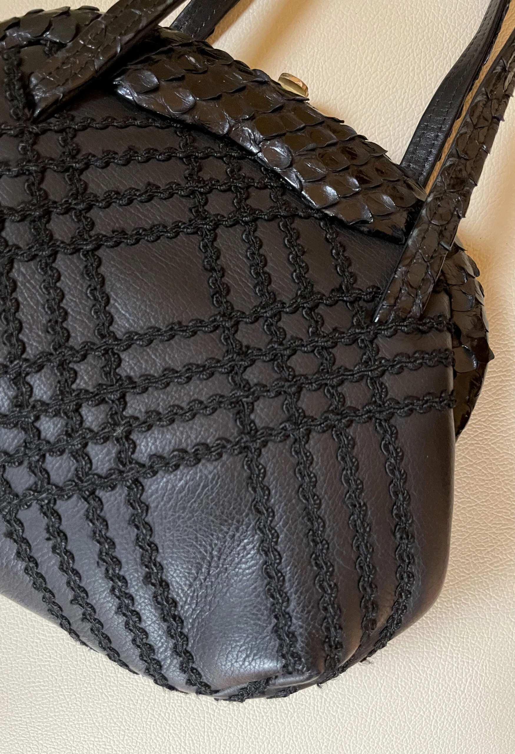 Borsina nera vintage in pelle, passamaneria e rettile