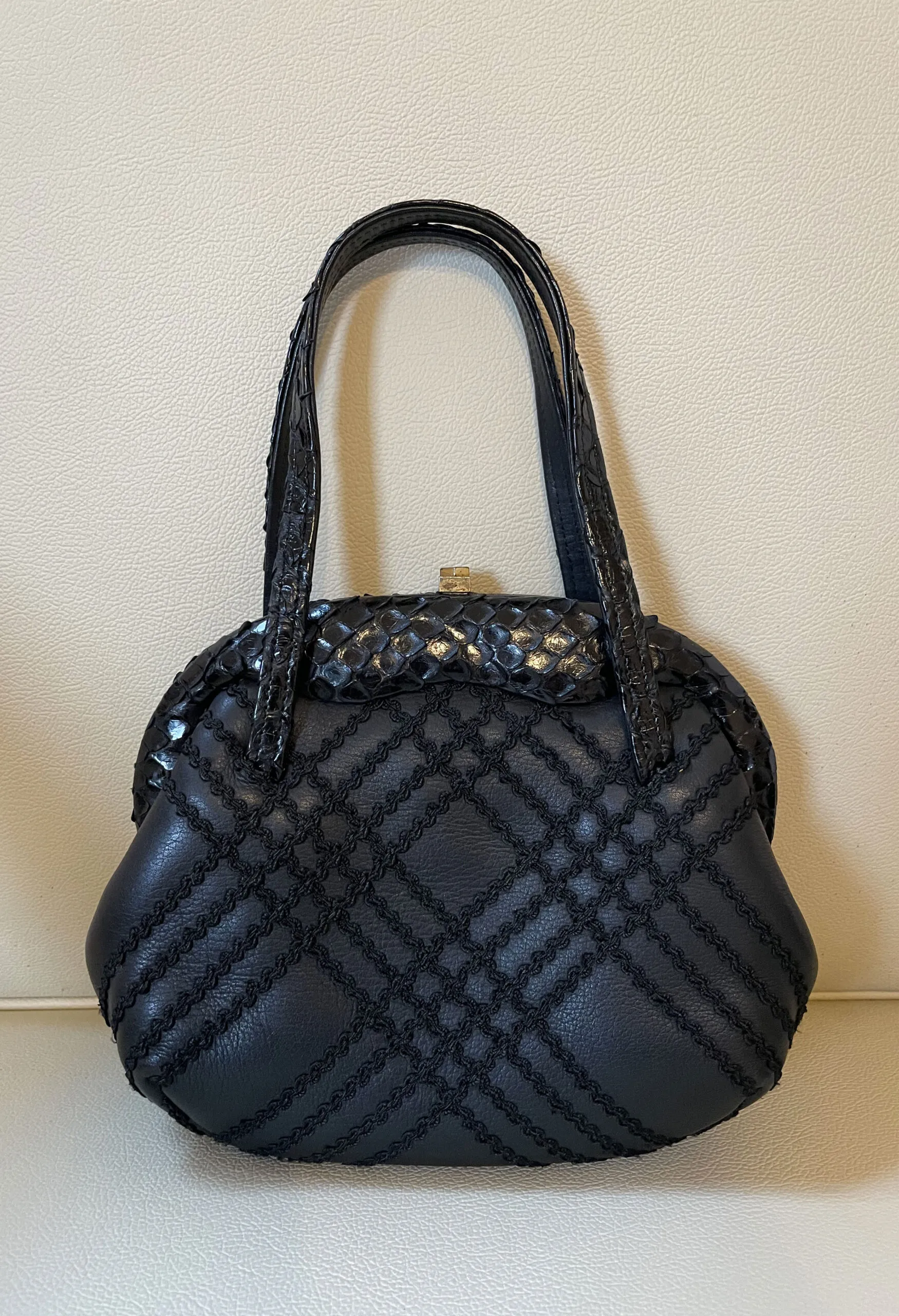 Borsina nera vintage in pelle, passamaneria e rettile