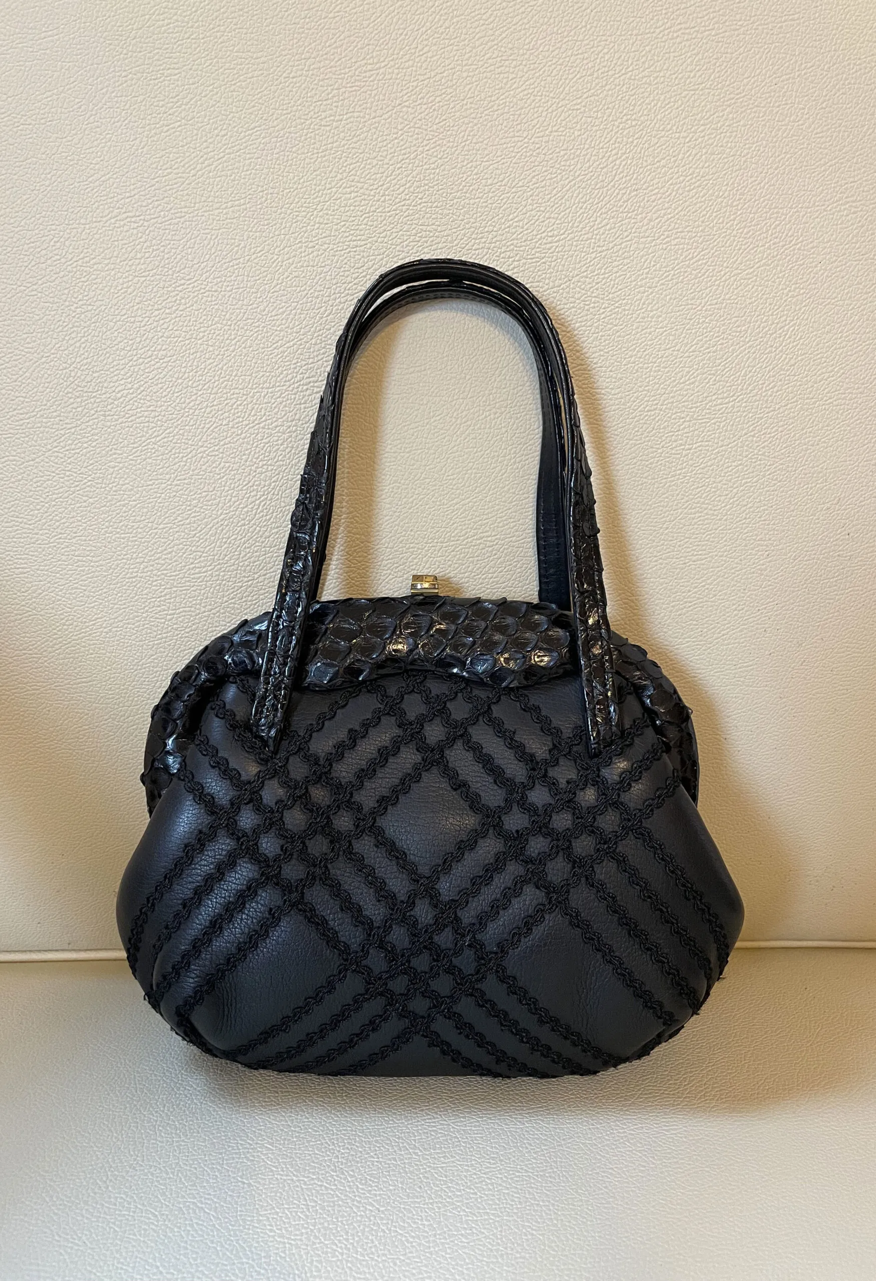 Borsina nera vintage in pelle, passamaneria e rettile