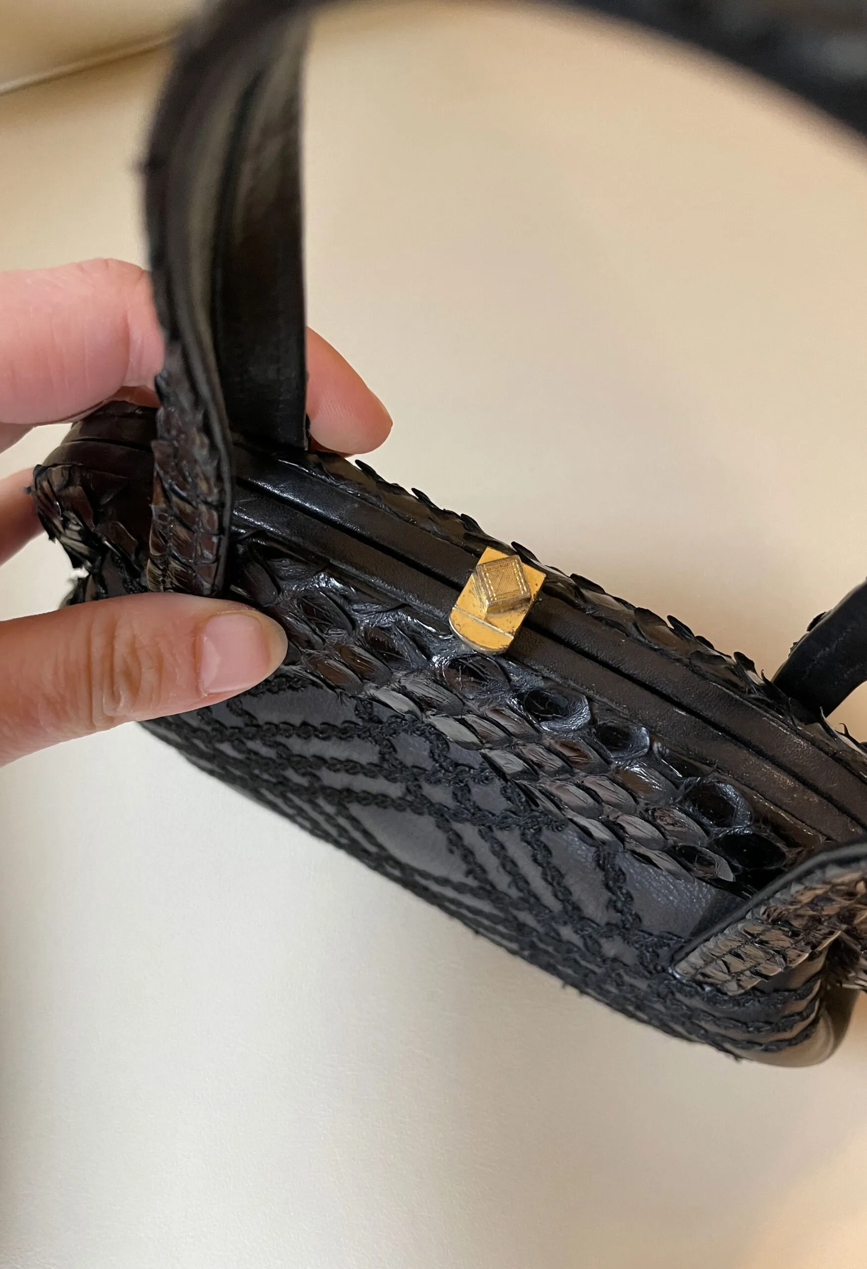 Borsina nera vintage in pelle, passamaneria e rettile