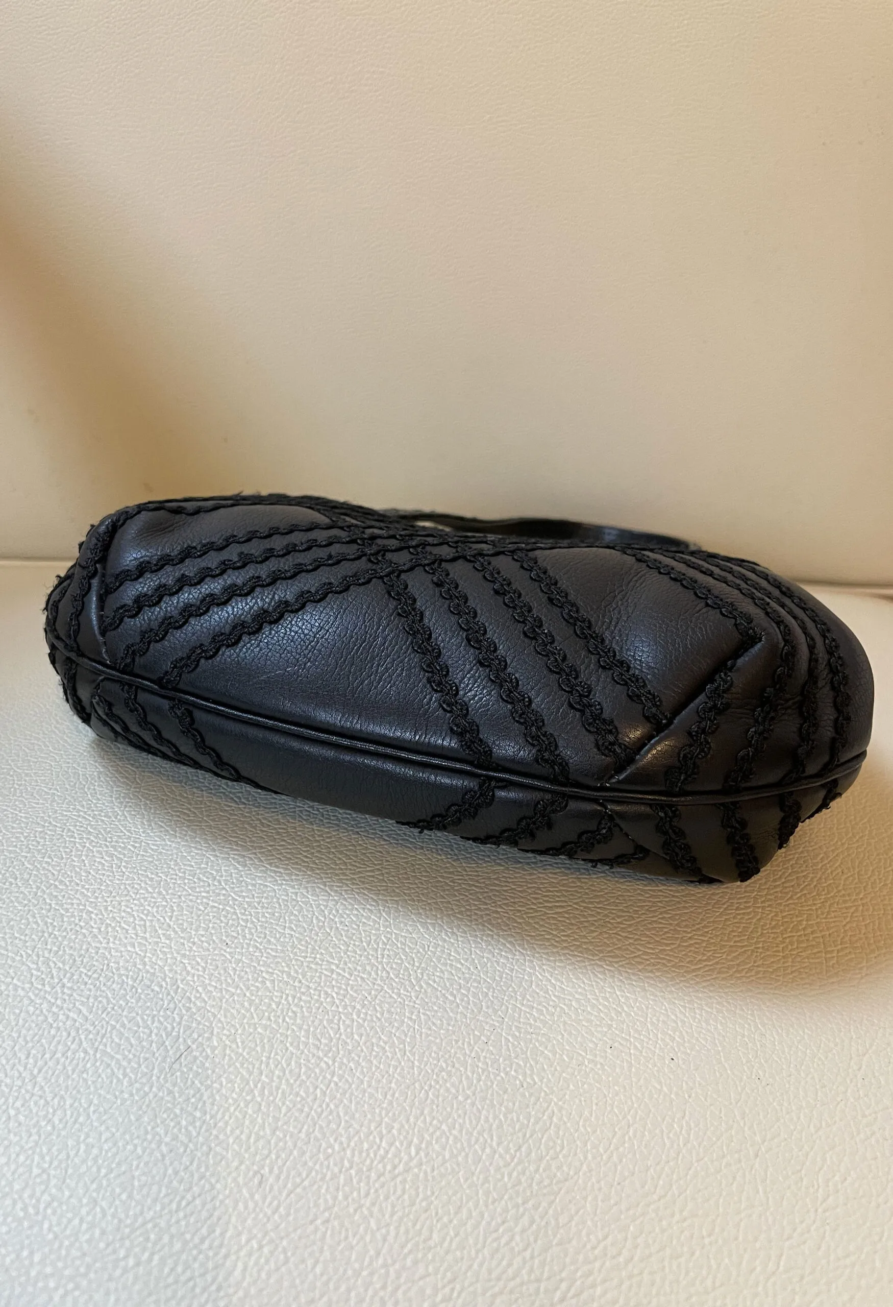 Borsina nera vintage in pelle, passamaneria e rettile