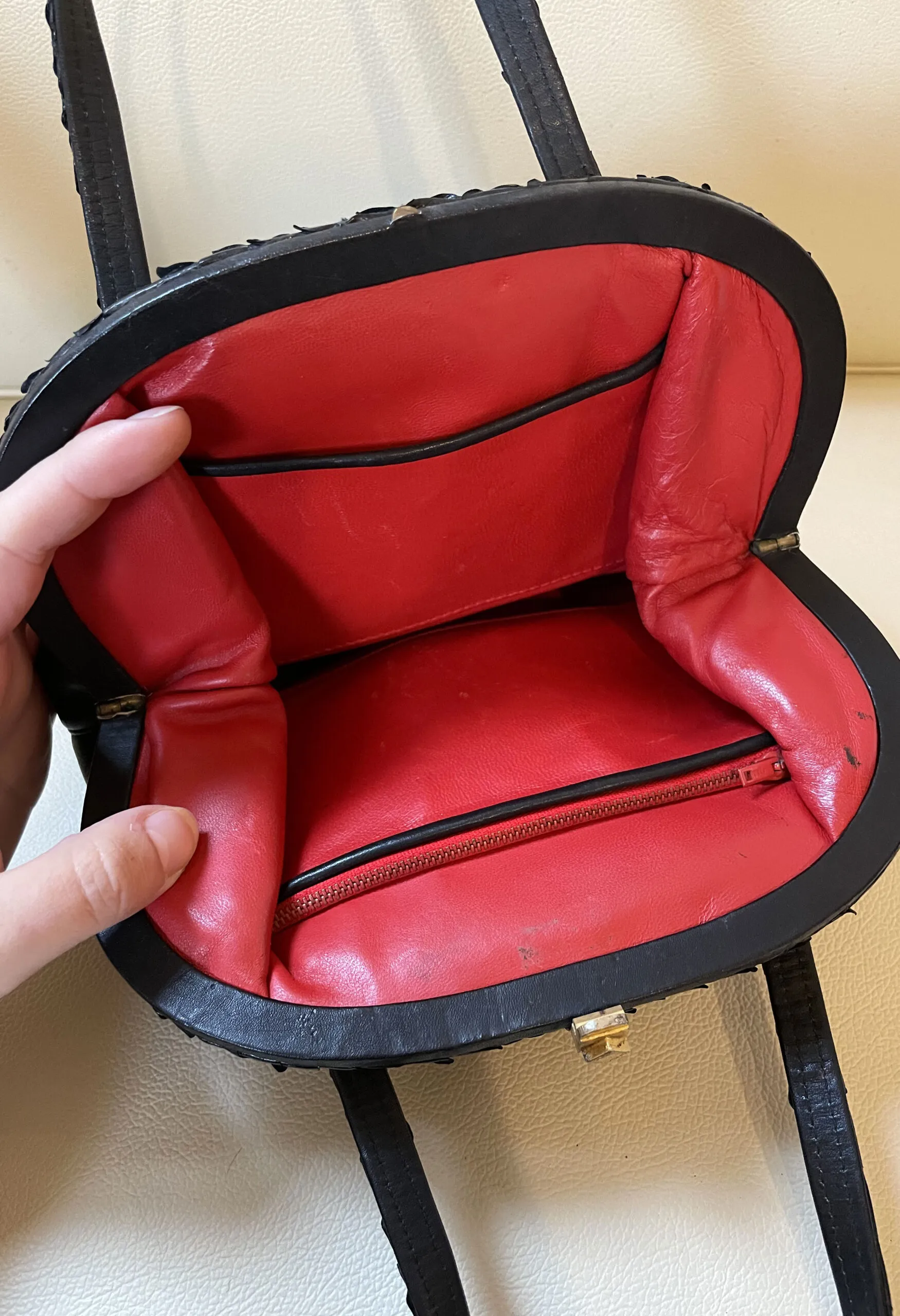 Borsina nera vintage in pelle, passamaneria e rettile