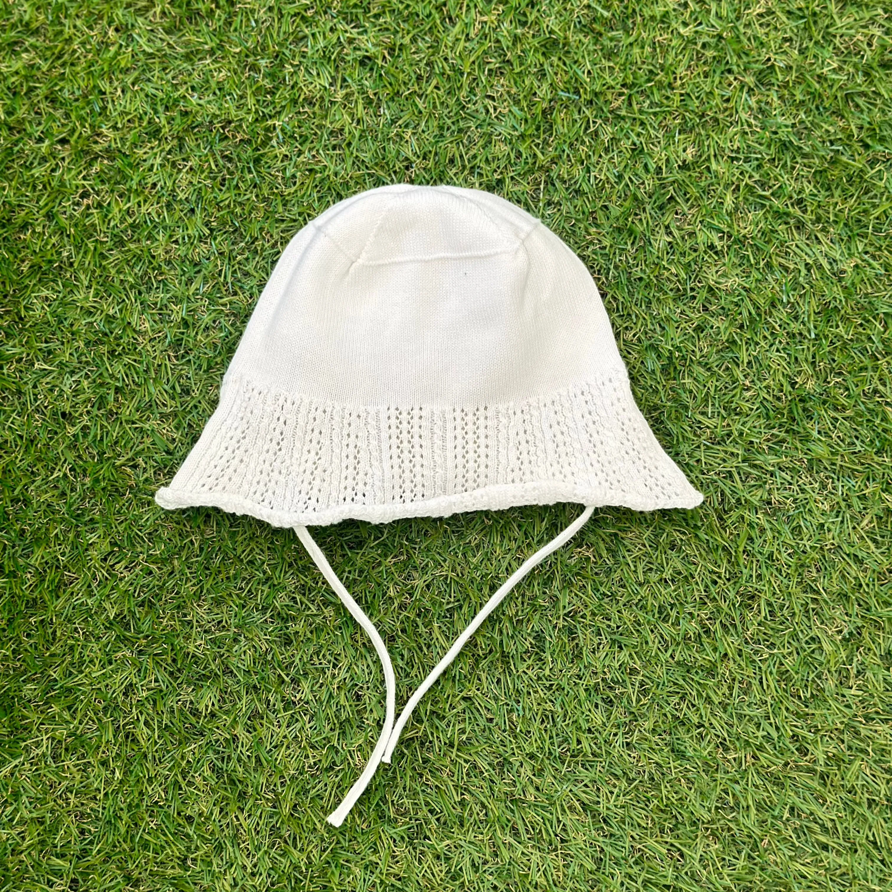 Cappellino bianco in maglia lavorata