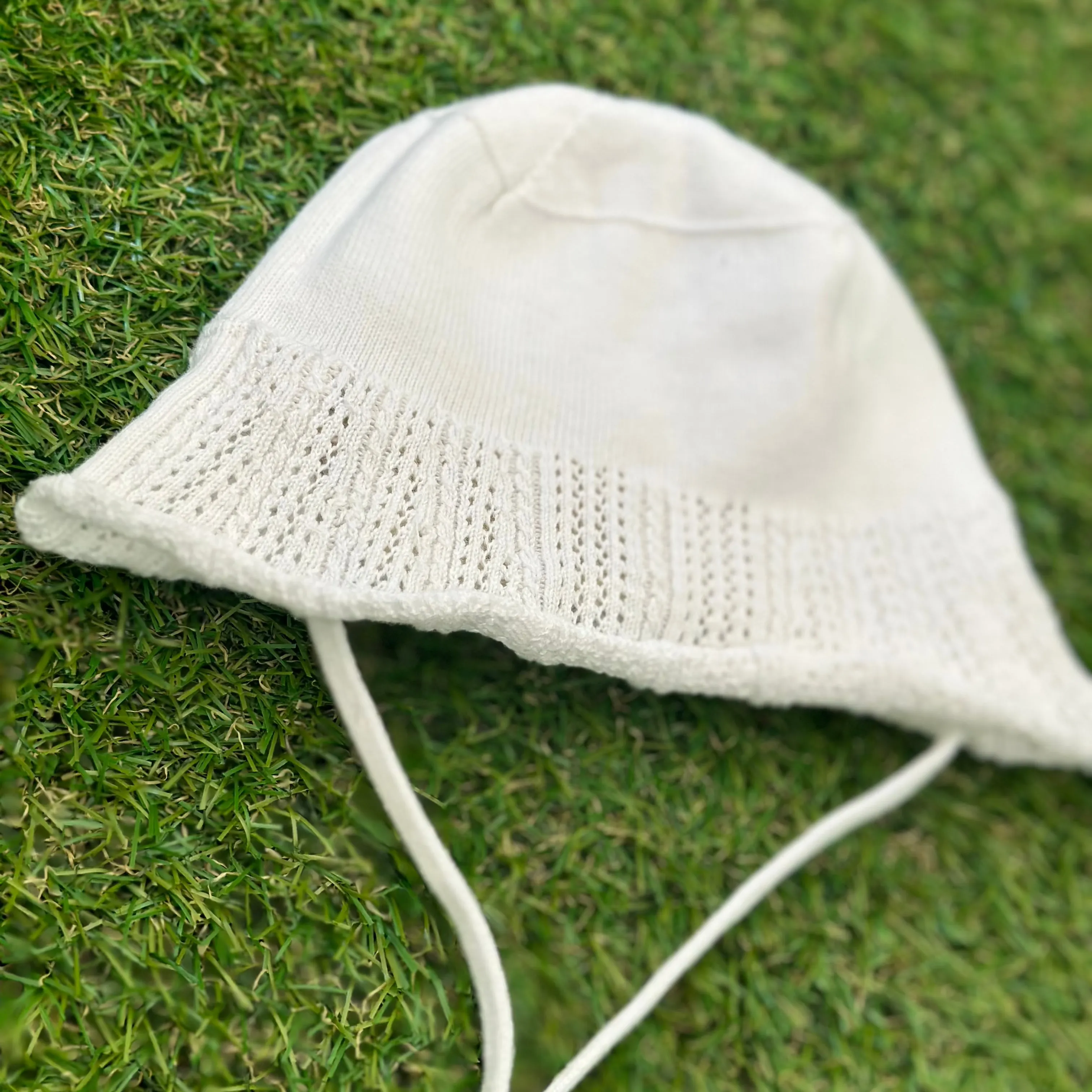 Cappellino bianco in maglia lavorata