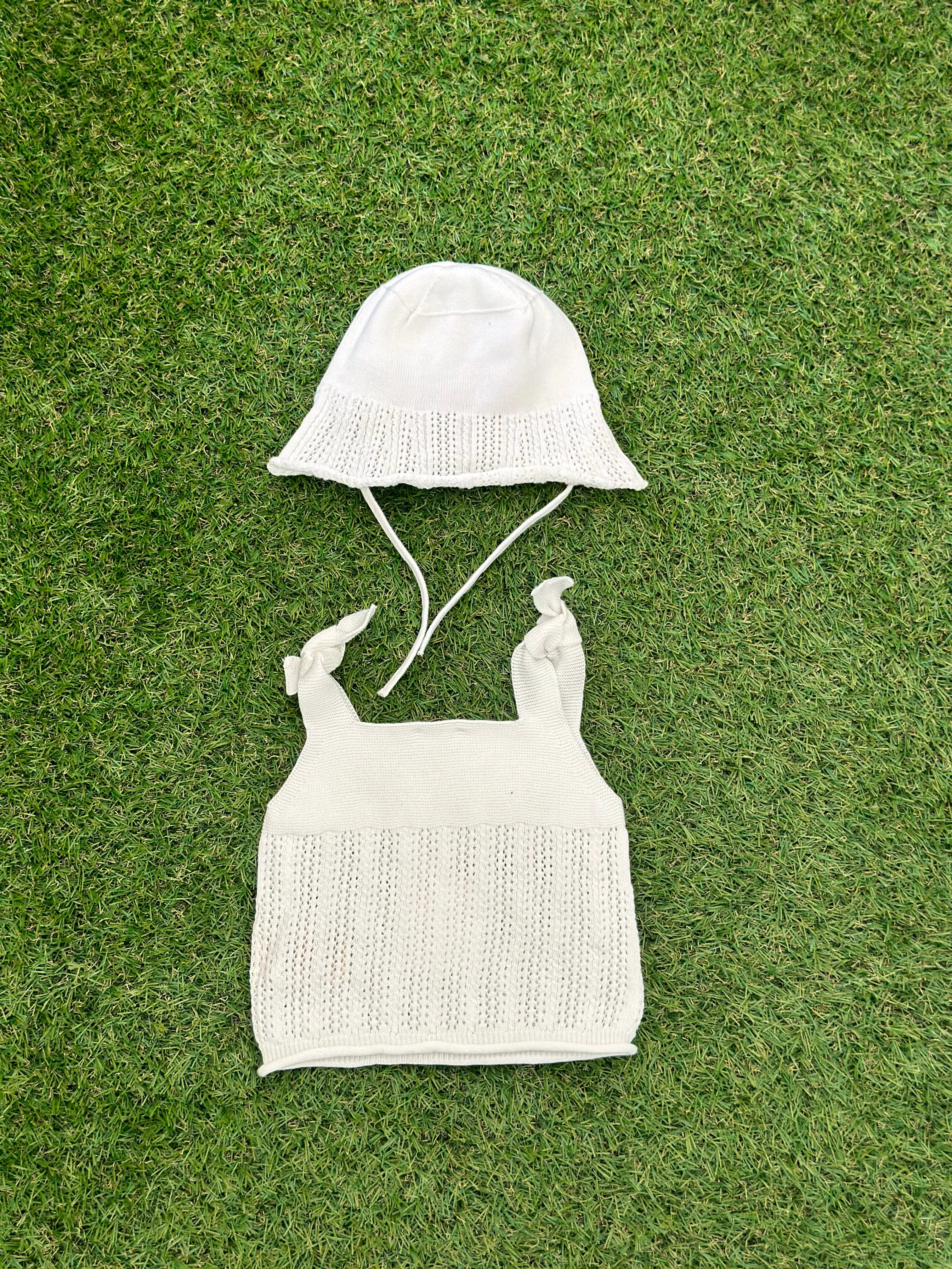 Cappellino bianco in maglia lavorata