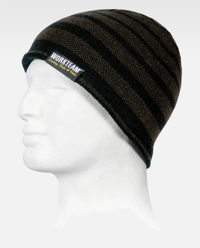 Cappello lavorato a maglia con strisce marrone nero