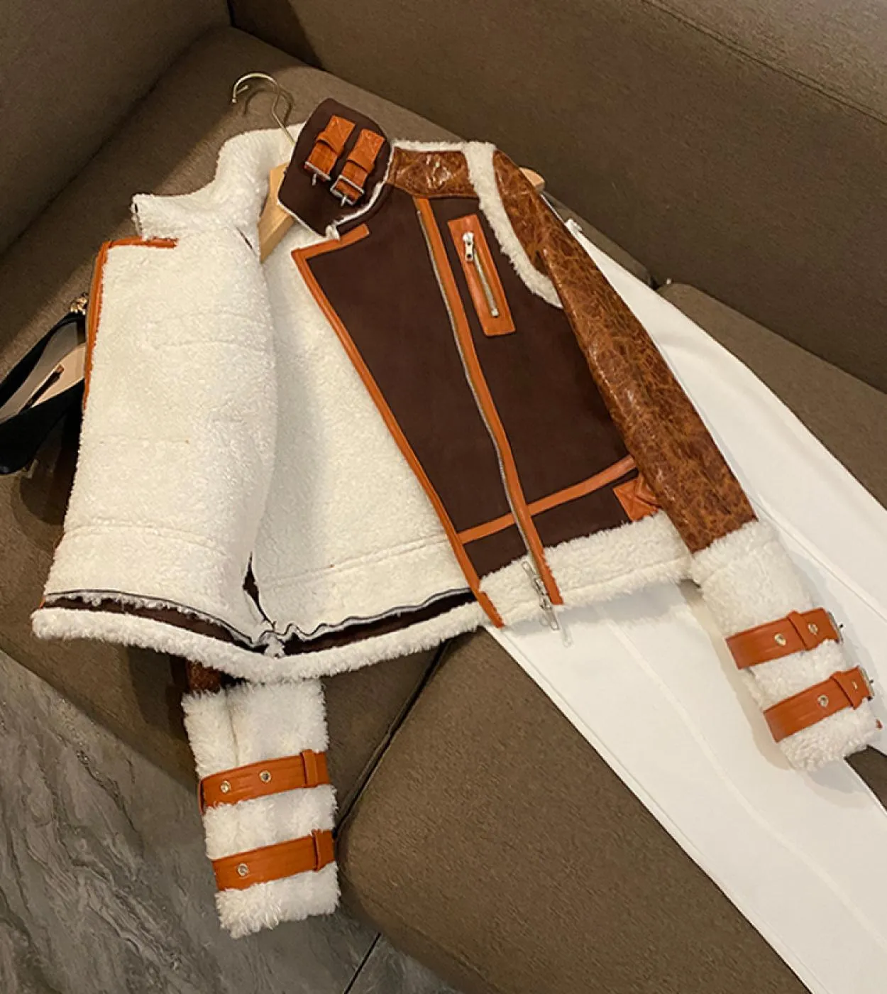 Cappotto invernale di design di alta qualità più nuovo Cappotto classico da donna con bottoni a forma di leone Fodera in pellicc
