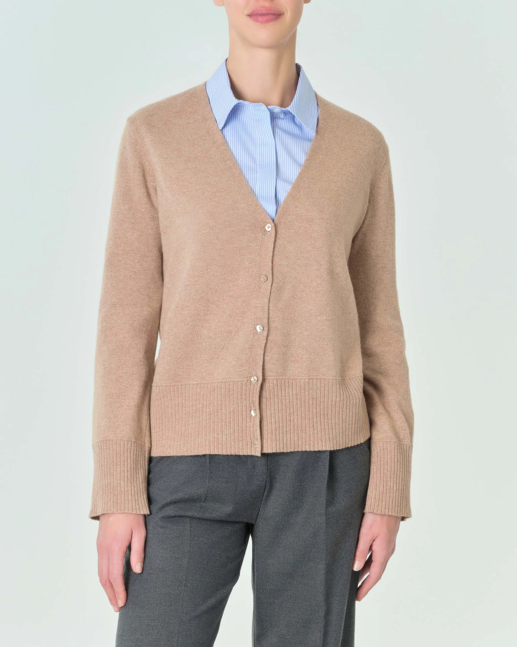 Cardigan color noce in misto lana merino con fondo alto lavorato a costine