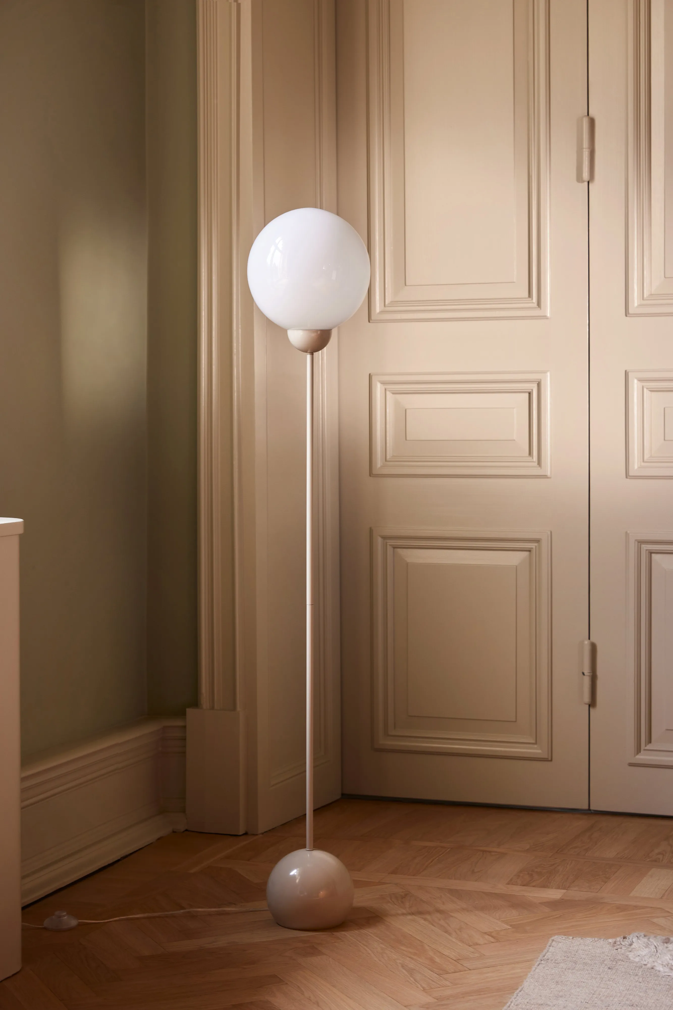 Lampada da terra Ripley.jo{font-size:18px}Blu