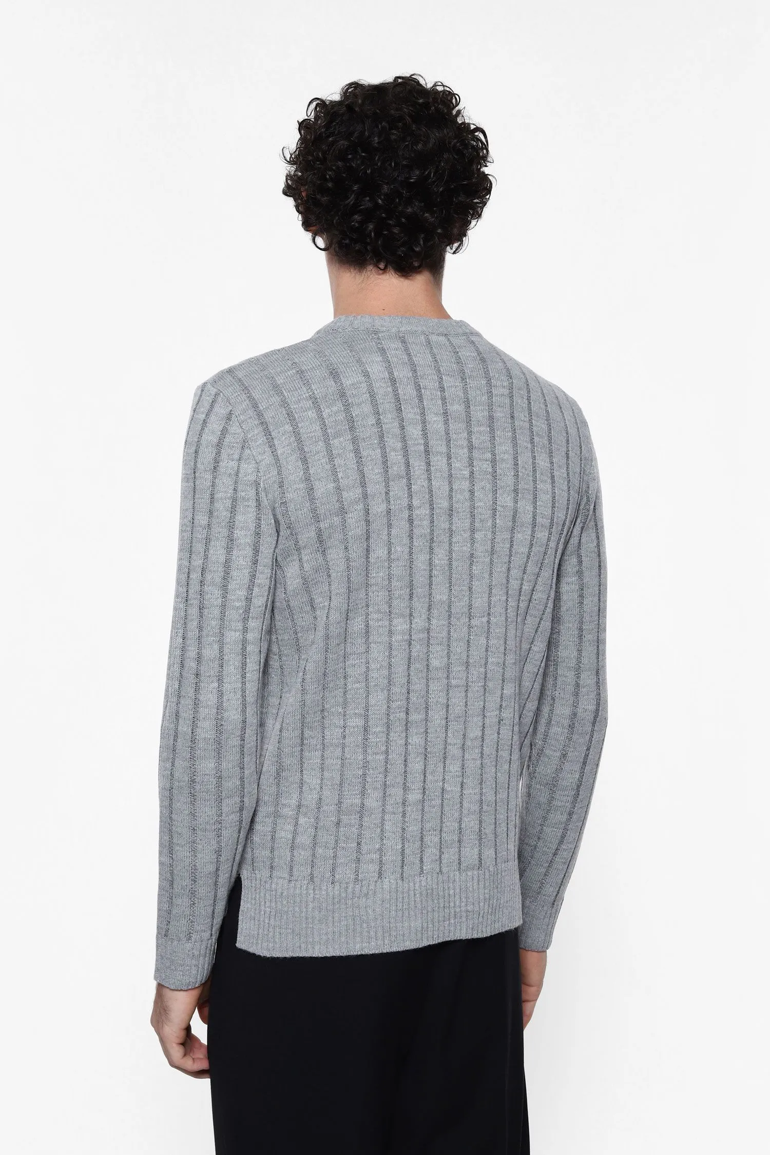   Maglione a righe verticali     