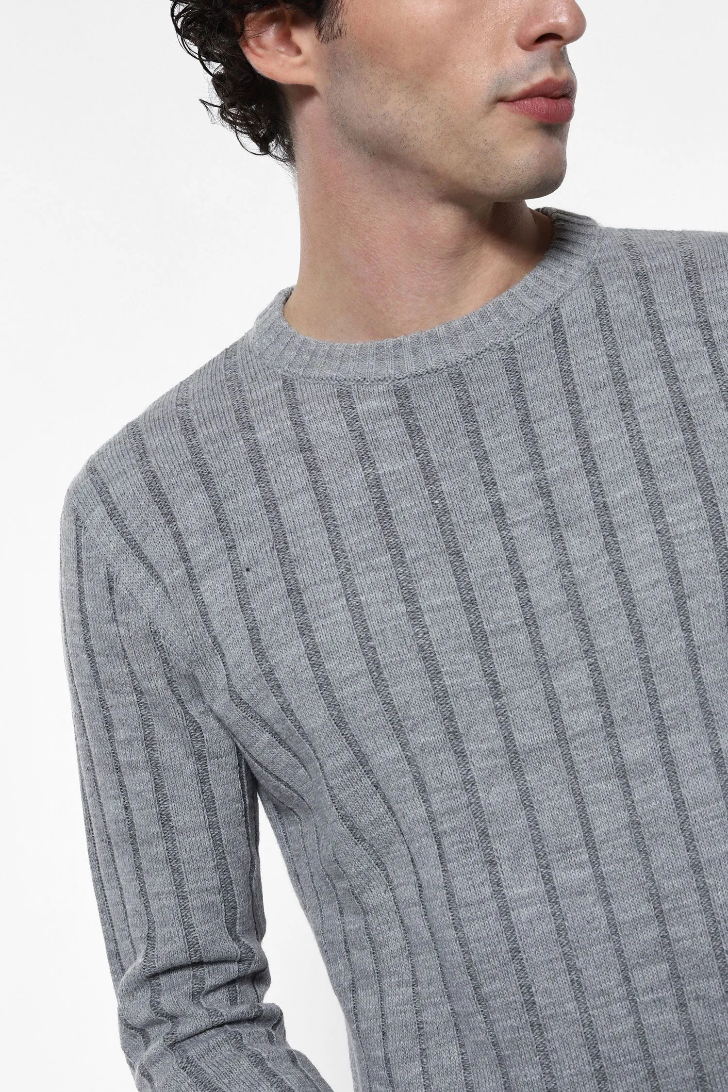   Maglione a righe verticali     