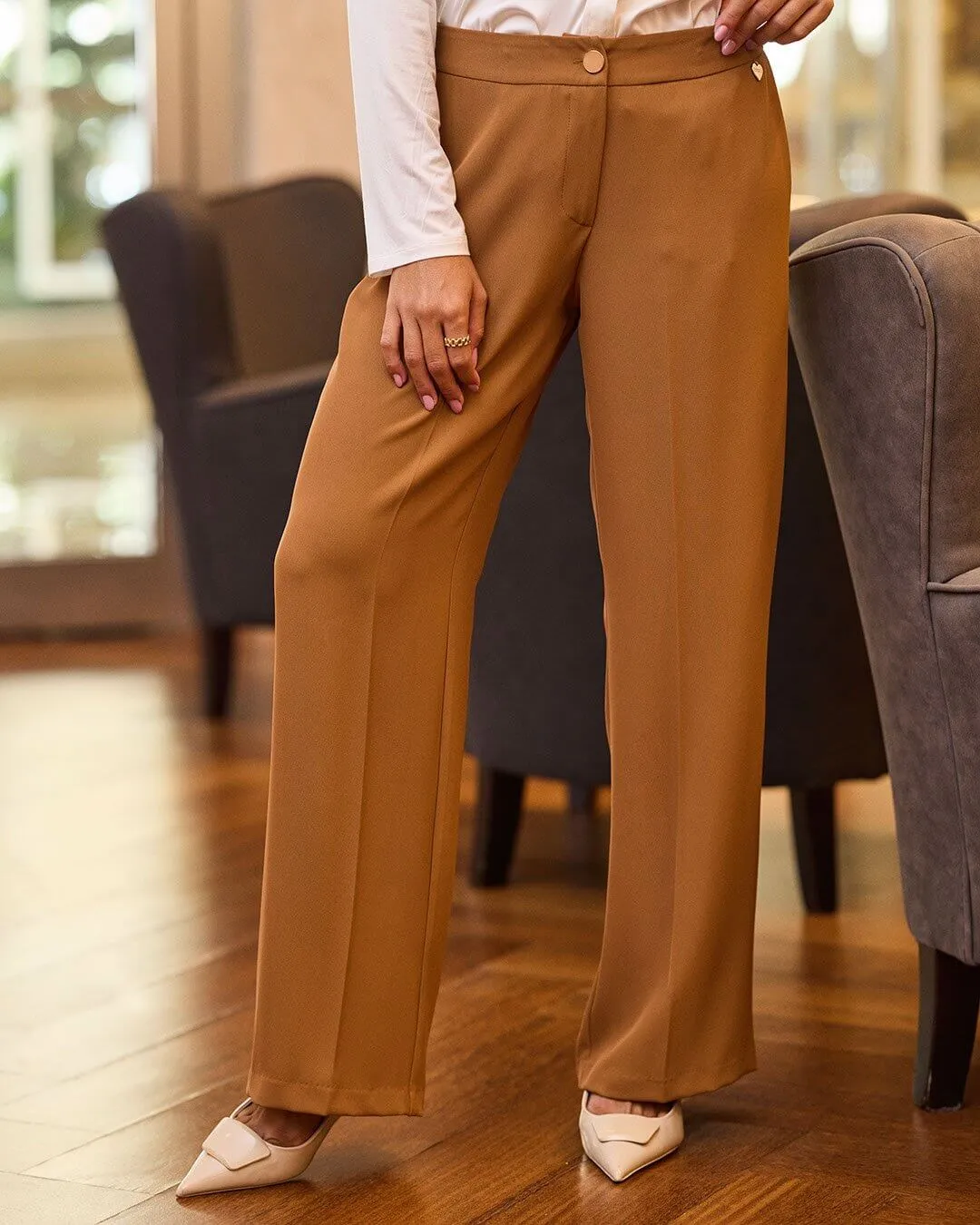 Pantalone a gamba dritta in crêpe elasticizzato tinta unita con bottone metallico. NOCE
