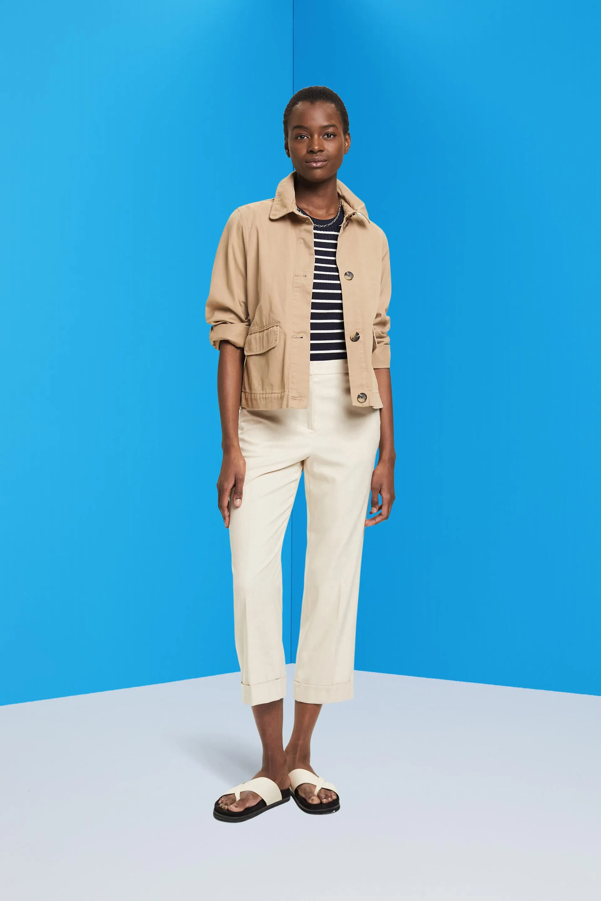 Pantaloni business dal taglio cropped e a vita alta