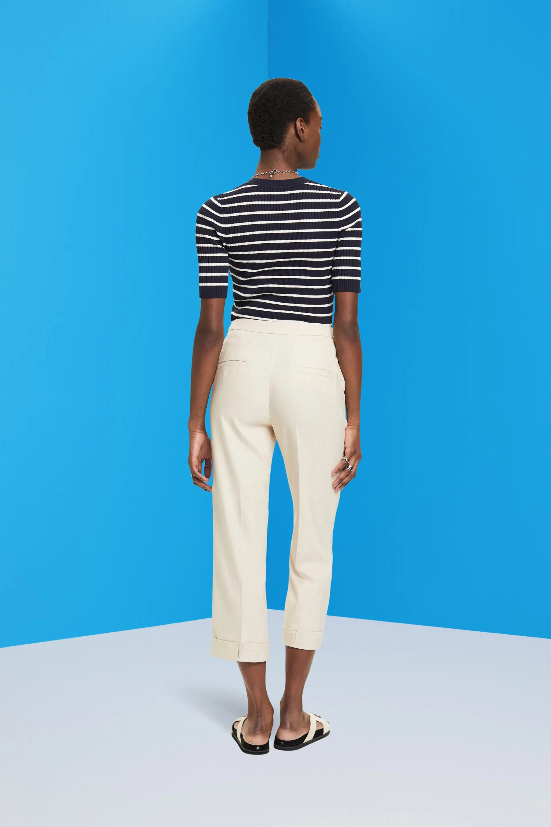 Pantaloni business dal taglio cropped e a vita alta