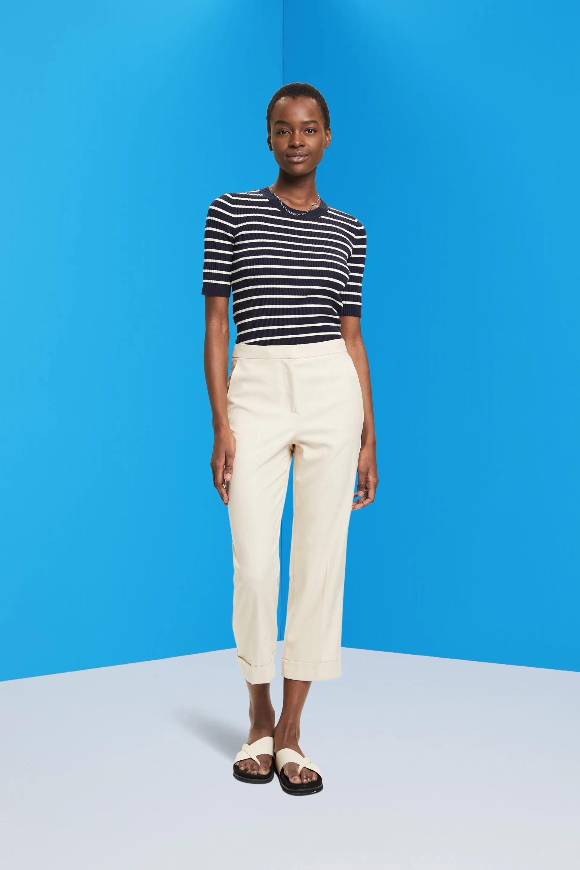 Pantaloni business dal taglio cropped e a vita alta