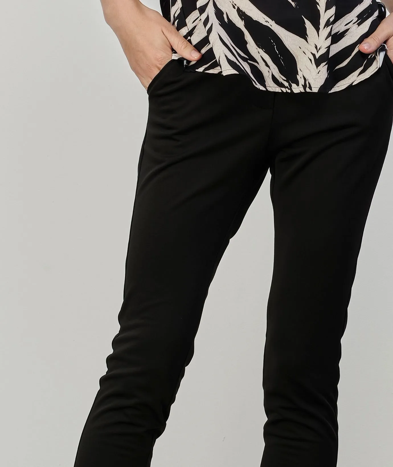 Pantaloni chino neri con tasche