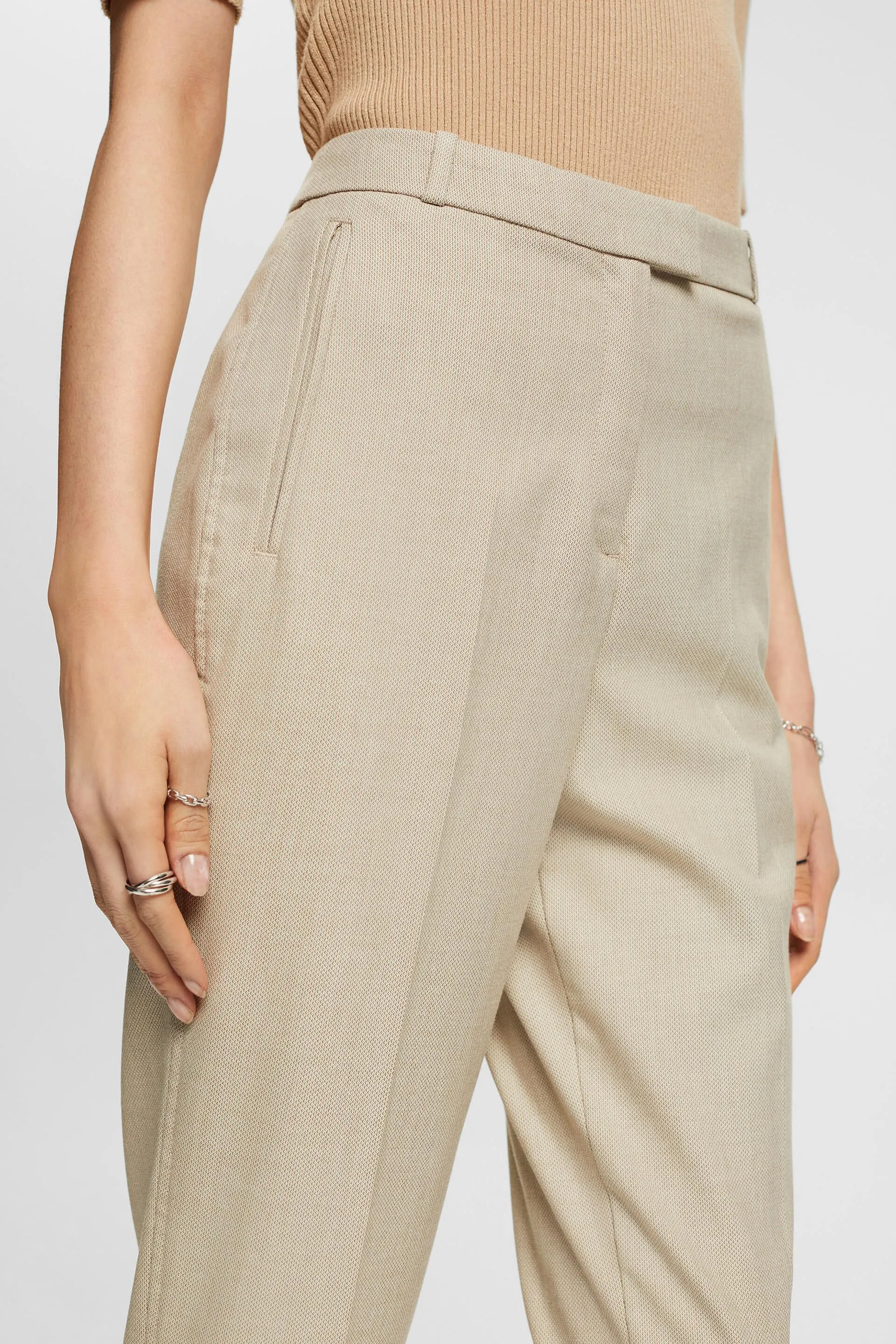 Pantaloni con gamba accorciata