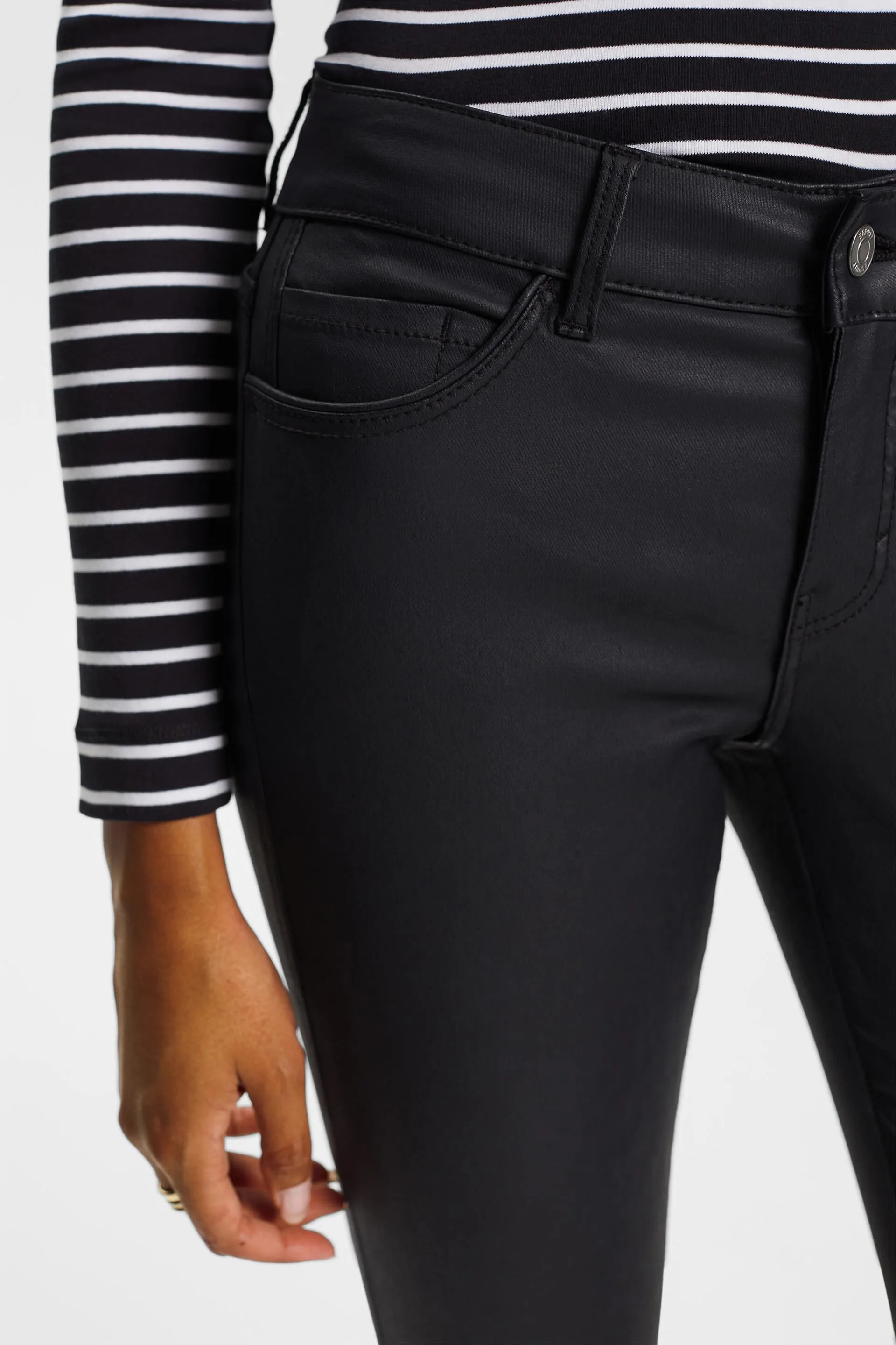 Pantaloni rivestiti a vita media e gamba skinny