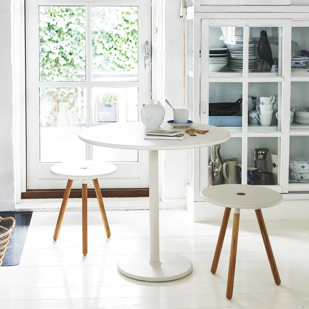 Tavolo/seggio Area Ø40 cm.js{font-size:18px}Bianco, gambe in teak