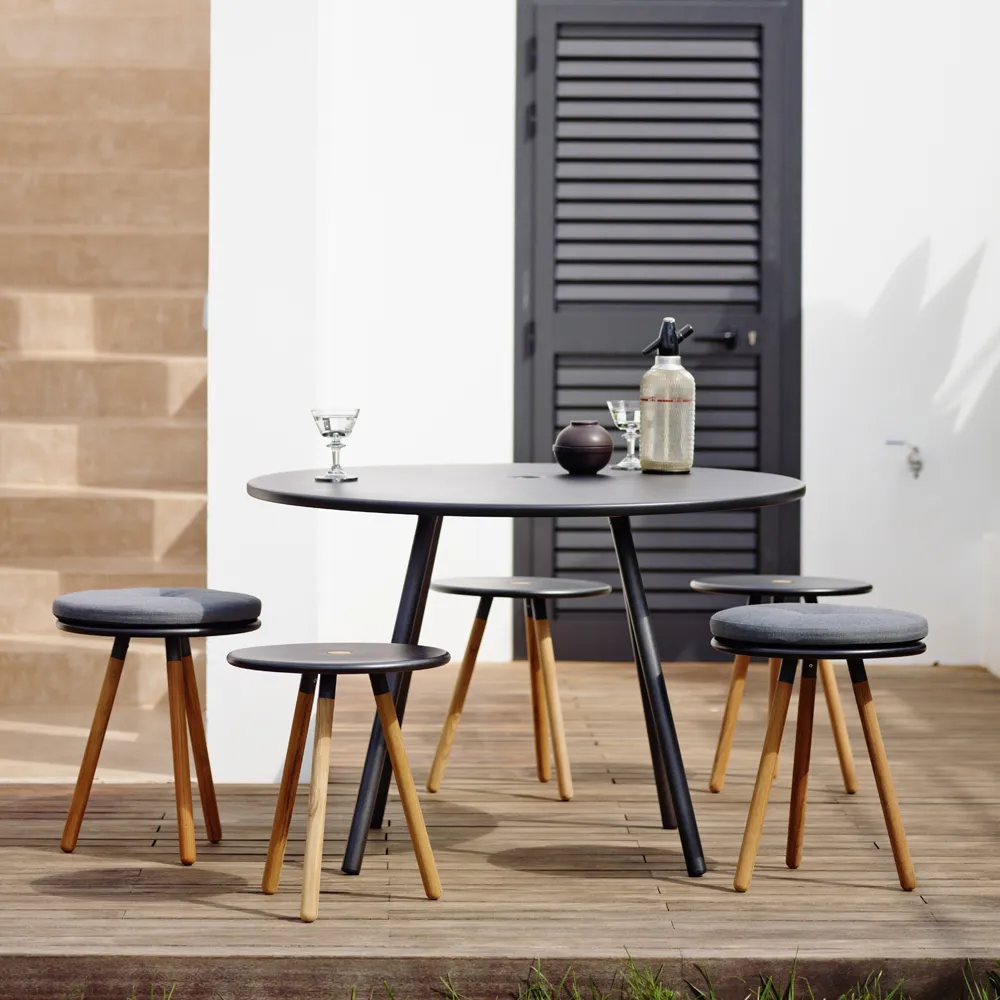 Tavolo/seggio Area Ø40 cm.js{font-size:18px}Bianco, gambe in teak