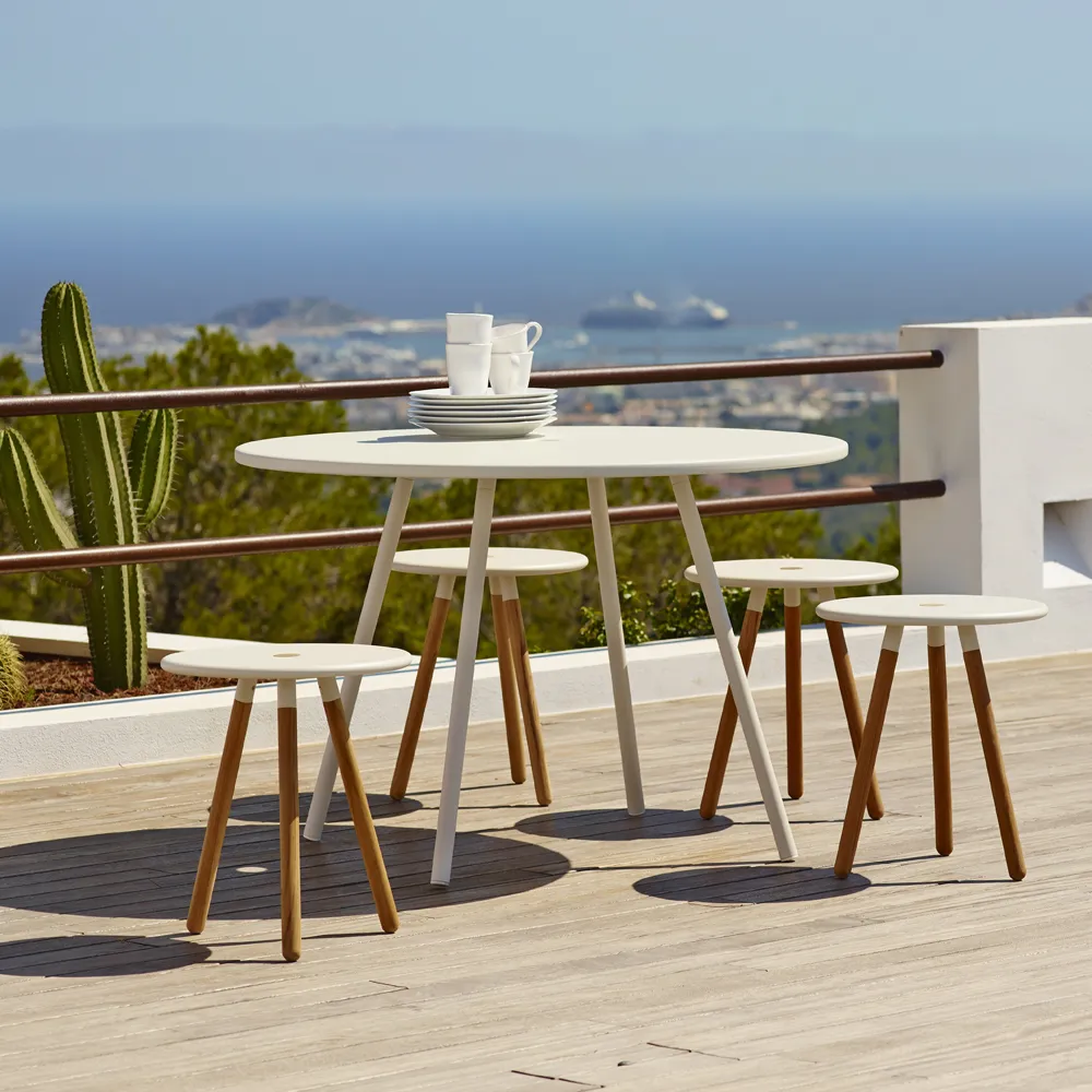 Tavolo/seggio Area Ø40 cm.js{font-size:18px}Bianco, gambe in teak